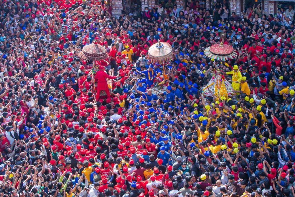 Dyah Lwākegu: Meeting of three sisters at Asanbhulu Ajimā Palanquins of Kanga Ajima (red), Wotu Bhadrakali (blue), and Tebahal Ajima (yellow) amidst the community at Asanbhulu Ajima.