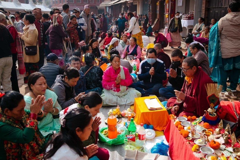 Families performing Ngowa Monlam during Chaita Purnima at Boudha Stupa